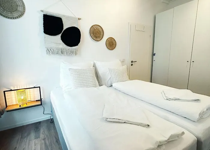 Stylish Near Binnenalster For Up To 8 Guests *
